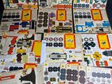 de nombreux types de jouets en papier sur la table