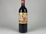 la bouteille de vin rouge est posée sur une surface blanche