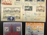 Plusieurs timbres différents sont apposés sur un fond noir représentant un bâtiment.