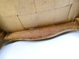 une chaise en bois dont l'assise est en bois et en tissu