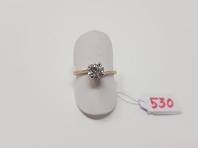 Bague solitaire en or gris 750e ornée en serti-griffes d'un …