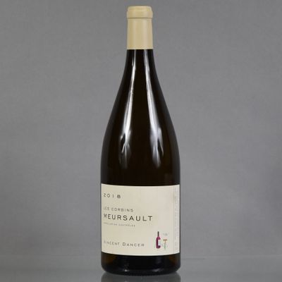 une bouteille de vin posée sur une table