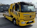 un camion jaune garé dans un parking