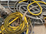un tas de tuyaux et d'autres outils par terre