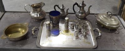 un plateau en argent sur lequel sont posés des objets en argent, posé sur un comptoir