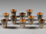 un ensemble de vases en argent posés sur une table