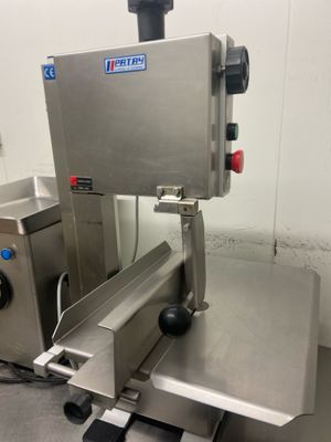 l'image d'une machine installée dans une pièce