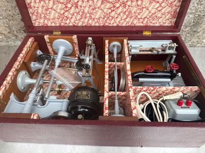 une boîte contenant un tas d'outils