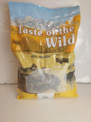 un sac de croquettes « Taste of the Wild » pour chien posé sur le comptoir
