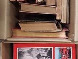 une boîte remplie de livres posée sur une table
