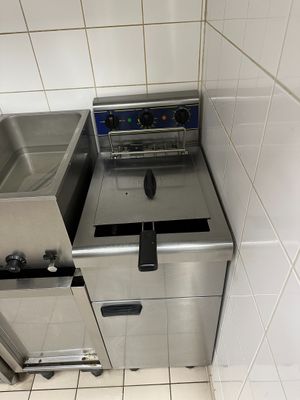 une photo d'une friteuse professionnelle dans des toilettes publiques