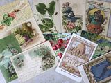 de nombreuses cartes posées sur une table