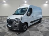 la camionnette blanche est garée dans une grande pièce au sol en damier