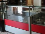 une photo d'une cuisine avec un plan de travail et une vitrine en verre