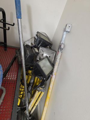 une photo montrant un tas d'objets divers dans une pièce