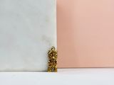 un bloc de marbre blanc surmonté d'une statue en or