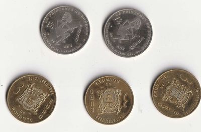 quatre pièces différentes sont représentées sur une surface blanche, sur fond blanc