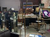 une image d'un salon avec beaucoup de meubles