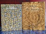deux livres sont posés l'un à côté de l'autre sur une table