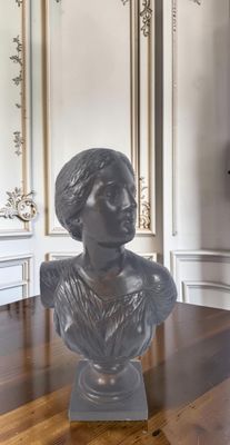 un buste de femme posé sur une table dans une pièce