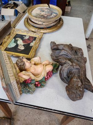 une table sur laquelle sont posés de nombreux objets