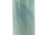 un vase vert posé sur une surface blanche