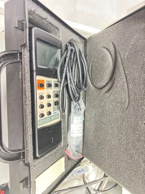 une boîte noire contenant une télécommande