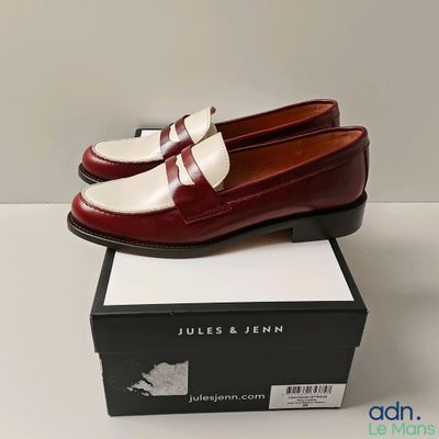 les chaussures sont posées sur la boîte, sur la table