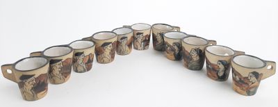un ensemble de tasses posées sur une table