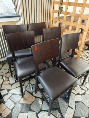 quatre chaises alignées par terre