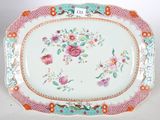 une image représentant une assiette décorée de fleurs