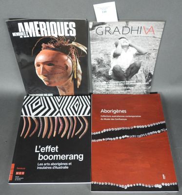 trois livres posés sur une table, avec une photo en noir et blanc d'un homme