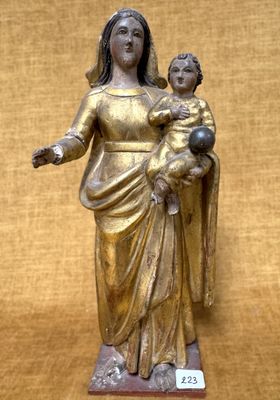 statue en bronze représentant une femme tenant un enfant dans ses bras