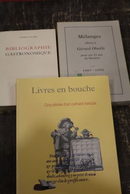 plusieurs livres sont posés sur une table les uns à côté des autres