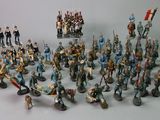 un grand nombre de figurines posées sur une table