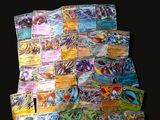 une pile de cartes Pokémon sur fond noir