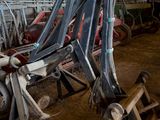 un homme debout à côté d'une machine dans une grange