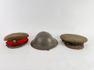 trois chapeaux et une casquette sont posés sur une surface blanche