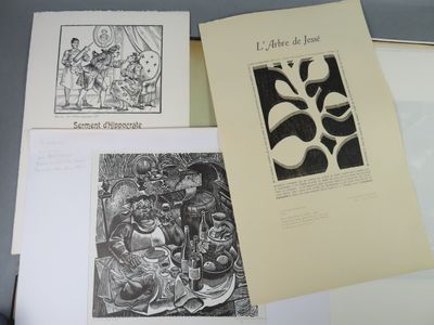 trois livres posés sur une table, sur lesquels figurent des dessins représentant des personnes et des animaux