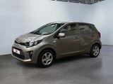 La petite voiture est garée dans la grande salle de l'immeuble.