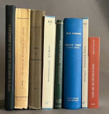 de nombreux livres alignés sur une étagère