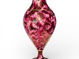 vase en verre violet sur fond blanc, avec un fond blanc