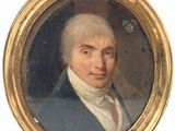 portrait d'un homme vêtu d'une veste bleue et d'une chemise blanche