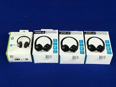 3 casques audio dans leurs boîtes, posés sur une surface bleue