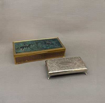 une boîte en argent sur laquelle est représenté un cheval et une boîte en argent sur laquelle est représenté un cheval