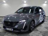 la voiture grise est garée sur le sol à carreaux d'une pièce