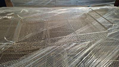 de nombreux morceaux de plastique sur une table recouverte de plastique