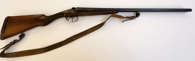 un fusil avec un canon en bois et une bretelle, posé sur une surface blanche