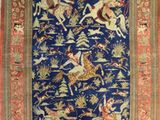 un tapis bleu et rouge orné d'oiseaux et de fleurs
