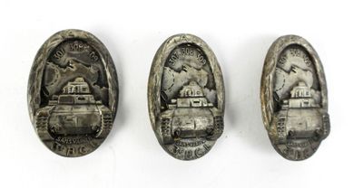 trois médailles d'argent sur lesquelles figure l'image d'un char